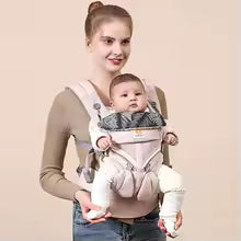 Porte bebe ergonomique 360 Omni couleur rose avec bebe installe face a la maman