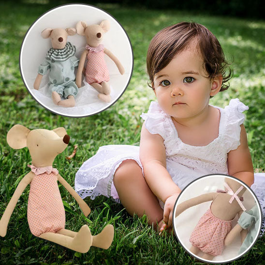 Bébé fille avec doudou souris rose dans un jardin – cadeau naissance idéal
