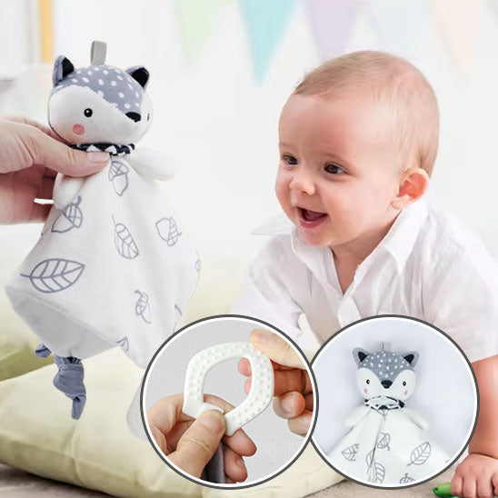 Bébé jouant avec doudou peluche renard – détail hochet

