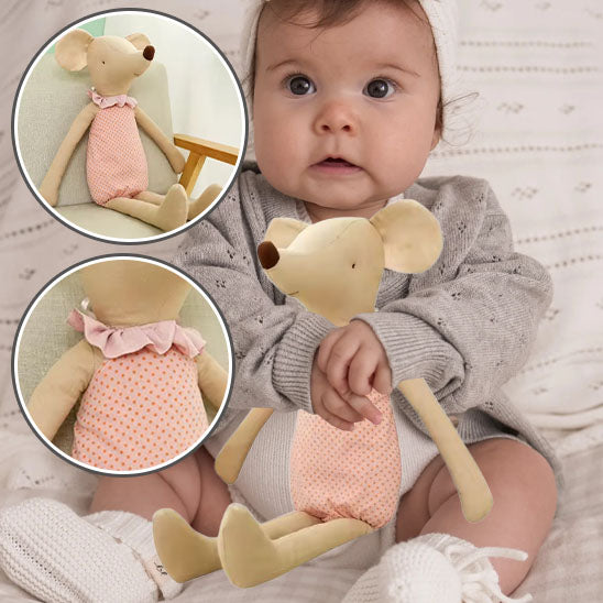 Bébé tenant le doudou souris rose – jouet peluche doux et sécurisé

