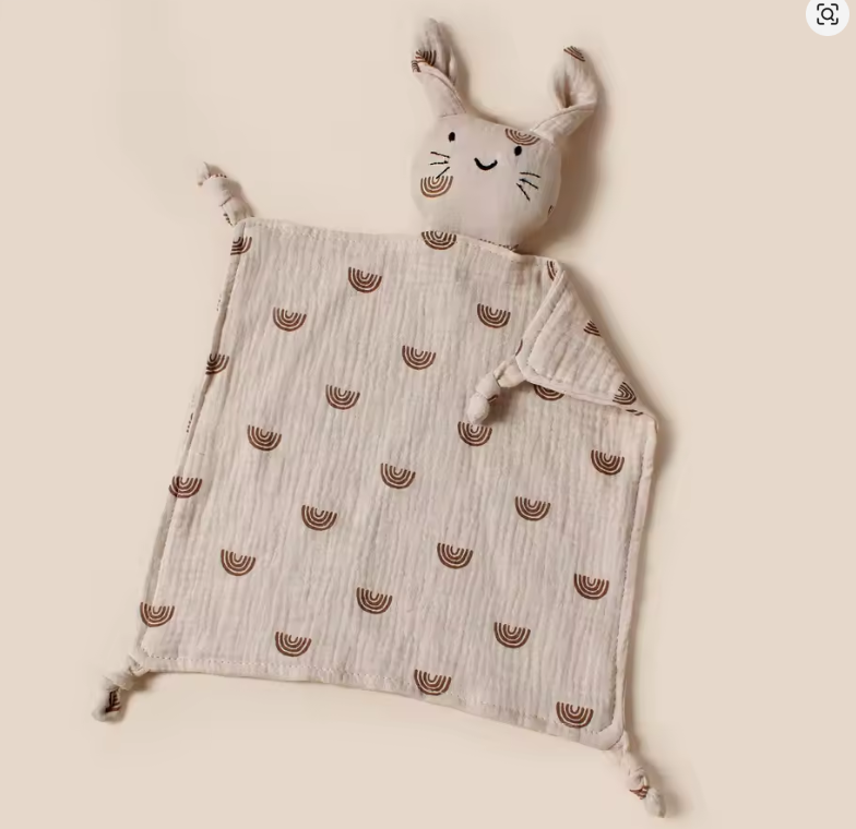 Doudou lapin mousseline coton motif arc-en-ciel marron peluche apaisante bebe