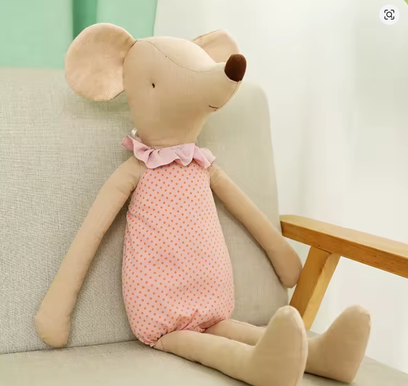 Doudou souris rose en coton avec combinaison à pois et nœud papillon – vue de face
