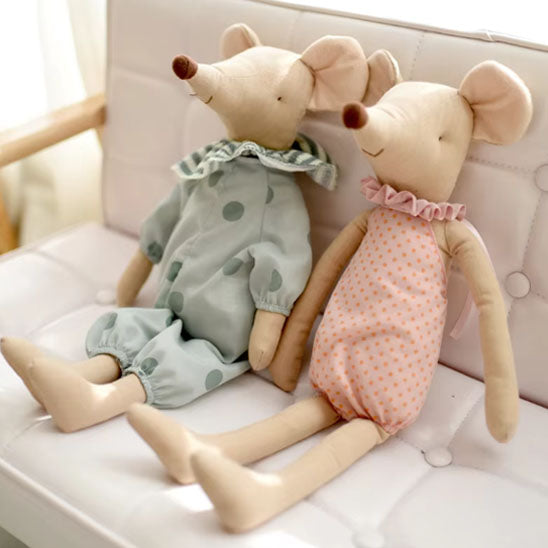 Duo doudou souris rose et verte en coton assis sur un canapé

