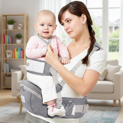 Maman portant son bébé avec le porte-bébé siège de hanche ergonomique gris - Utilisation en intérieur
