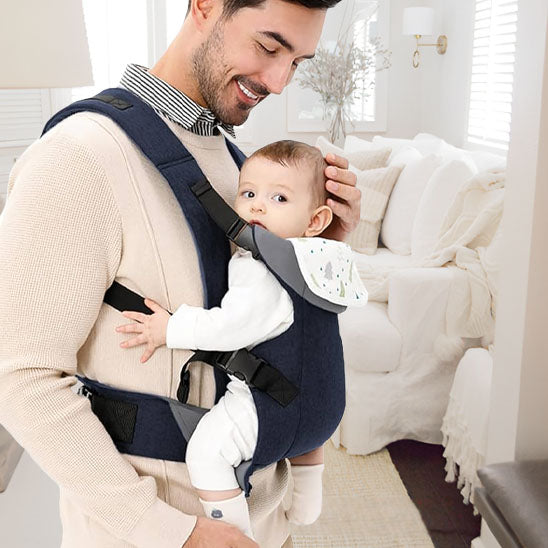 Porte Bébé pliable ergonomique - Papa portant bébé face à lui en intérieur - Coloris Marine

