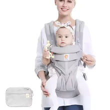 Porte bebe ergonomique 360 Omni couleur gris avec bebe installe face a la maman