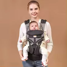 Porte bebe ergonomique 360 Omni couleur kaki avec bebe installe face a la maman