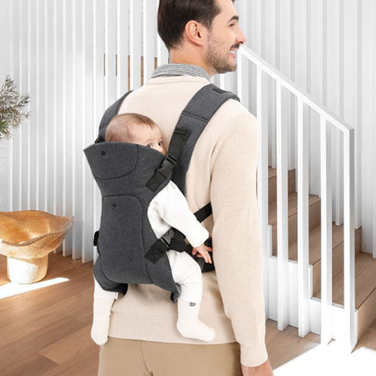 Porte Bébé pliable ergonomique - Position dorsale - Papa et bébé devant les escaliers
