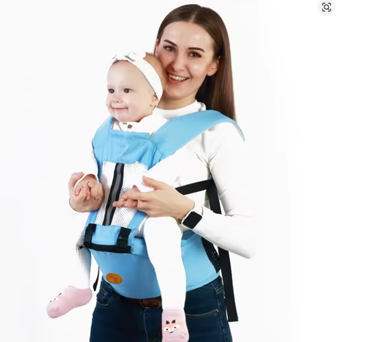Porte bebe sac a dos ergonomique couleur bleu avec siege de hanche bebe installe face a la maman