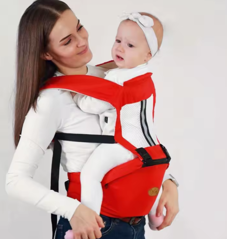 Porte bebe sac a dos ergonomique couleur rouge avec siege de hanche bebe installe face a la maman