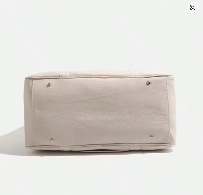 Sac a langer fourre-tout blanc vue du bas- sac maman grande capacite