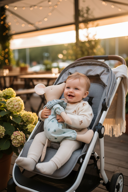 Bébé dans une poussette avec doudou souris