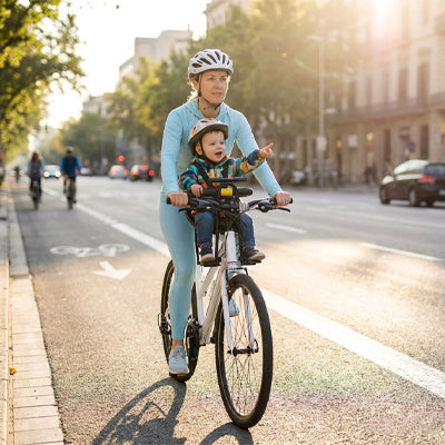 bebe dans un porte bebe vélo avec maman en tenu de sport