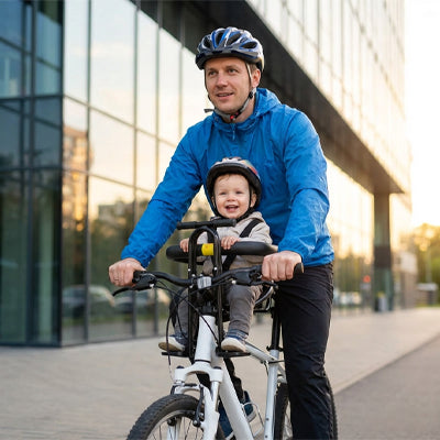 bebe découvre la ville dans son porte bebe vélo avec papa
