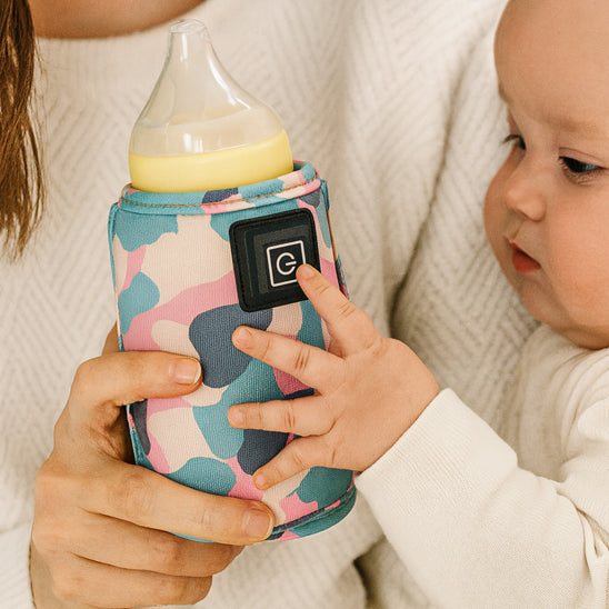 bébé et maman tiennent le chauffe-eau à lait USB dans les mains