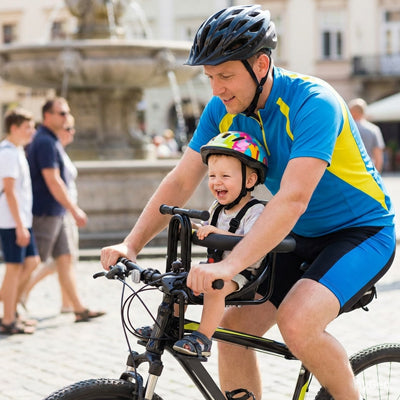 bebe joyeux dans un porte vélo avec papa