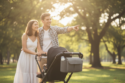 couple avec bébé et un sac organisateur poussette gris