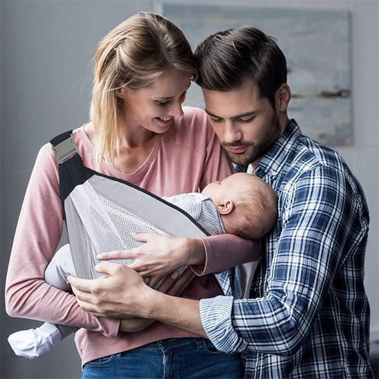 Echarpe de portage nouveau-né couple parents bébé blotti