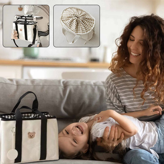 maman et bébé heureux sac à langer pour maternité bebe et maman posé à coté