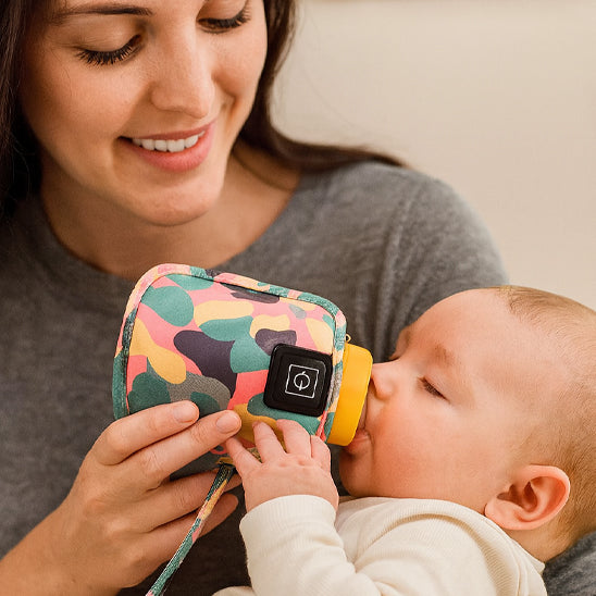 maman nourrit bébé avec le Chauffe-eau à lait USB