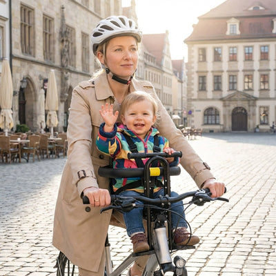 maman se balade avec bebe en vélo dans un porte bebe vélo