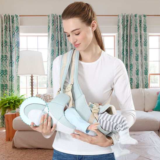 maman tient dans ces bras un porte bebe dans lequel se trouve un bebe