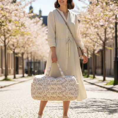 maman tient un sac de maternité multi compartiments organisé 