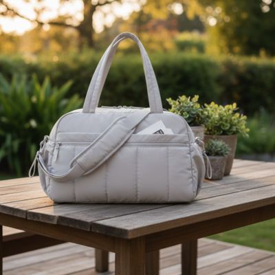 un sac a langer poser sur une table dans un park naturel